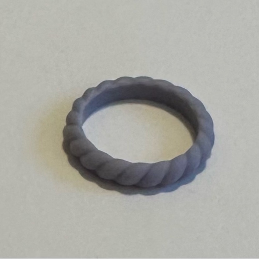 NWT Qalo Women’s Stackable Twist Silicone Ring